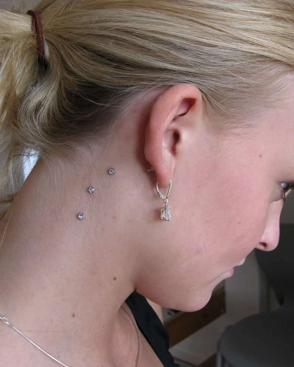 Dermal piercinger med små sten hos HadberG Piercing