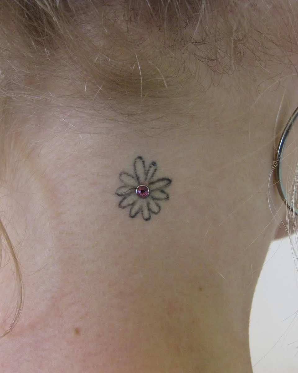Dermal piercing med sten som del af et design
