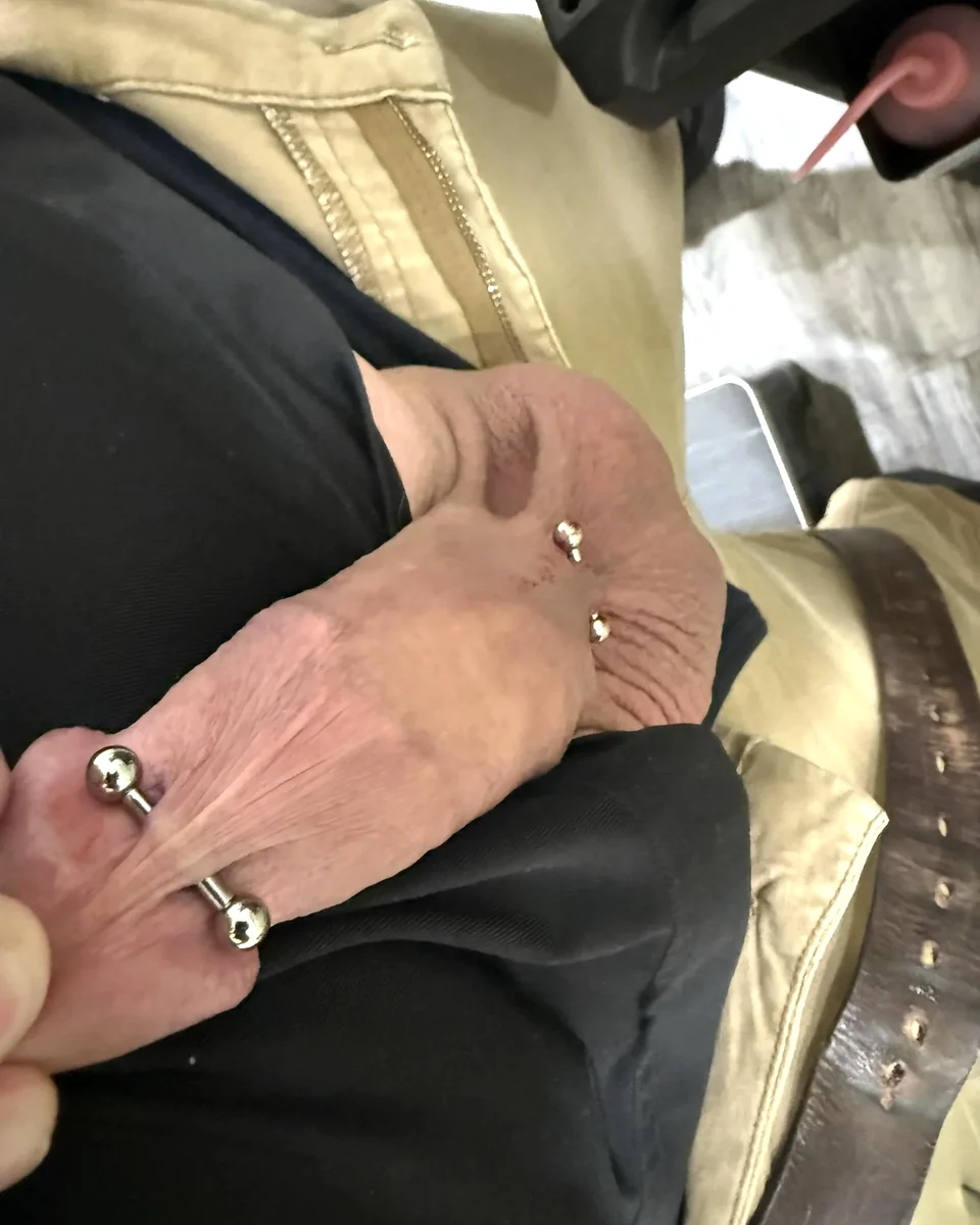 Intimpiercing til mænd med titaniumsmykker