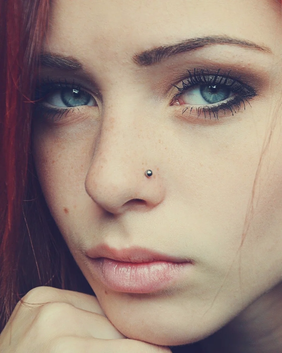 Næsepiercing med bridge hos HadberG Piercing