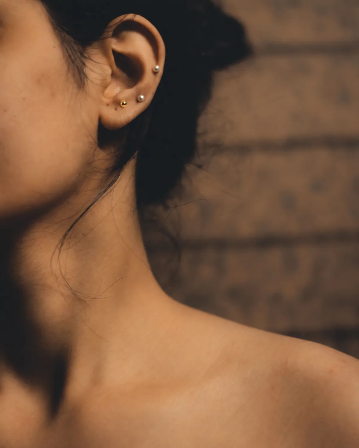 Sukkertrang piercing og Anti Tragus piercing hos HadberG Piercing i Holbæk