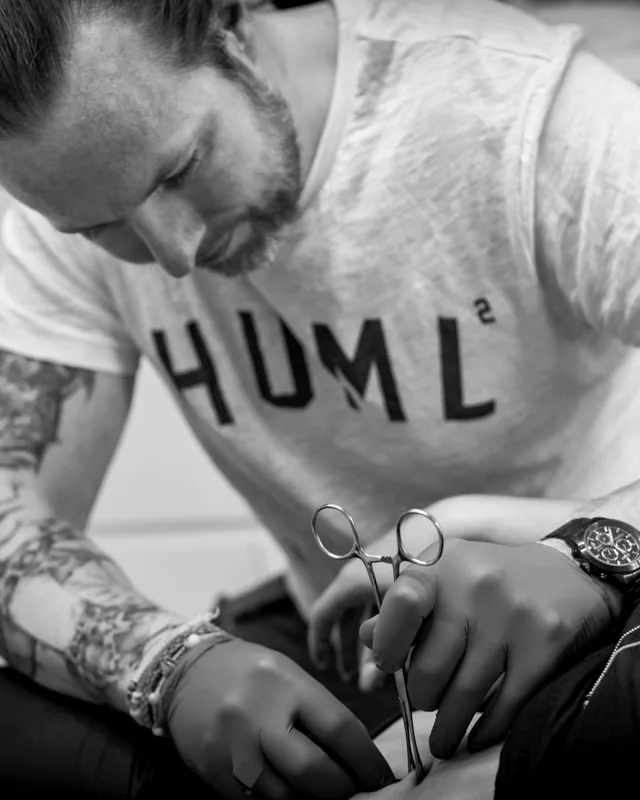 Professionel piercer hos HadberG Piercing i Holbæk